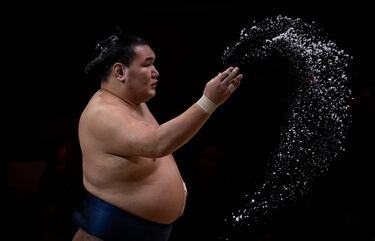 Hoshoryu lanza sal durante el primer día del Gran Torneo de Sumo en el Royal Albert Hall el 15 de octubre de 2025 en Londres, Inglaterra.