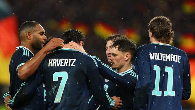 Alemania gana pero no convence