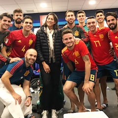 Muguruza se fotografía con la Selección en el vestuario