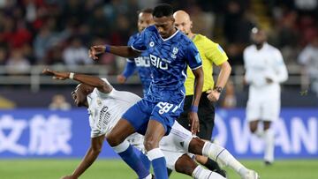 Rabat (Morocco), 11/02/2023.- Mohamed Kanno (C) of Al Hilal in action during the FIFA Club World Cup final between Real Madrid and Al Hilal SFC in Rabat, Morocco, 11 February 2023. (Mundial de Fútbol, Marruecos) EFE/EPA/Mohamed Messara
