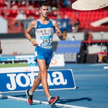 Otro atleta del grupo de Quintana que bien podría ser un outsider en Doha. De Ibiza, está en proceso de adaptación a los durísimos 50. Marc Tur es un tipo disciplinado que lleva entrenando varios meses de noche para adaptarse a Qatar. 