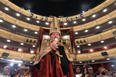 Un hombre disfrazado de Papa al inicio del Sorteo Extraordinario de la Lotería de Navidad 2022, en el Teatro Real de Madrid.