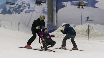 Jan Farrell con un niño disfrutando del esquí adaptado.