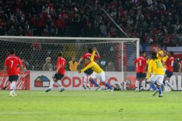 Brasil le dio una lección a Chile rumbo a Sudáfrica e incluso Robinho dejó escrito en el camarín que al pentacampeón de le respeta. 3-0 ganó el scratch.