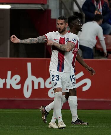 El guante que tiene Sielva en su pierna derecha volvió a relucir esta jornada. Conceder al centrocampista una falta en la frontal del área es un peligro, como bien demostró. Perfecta parábola con dirección la red, que Iván Cuéllar no pudo evitar a pesar de su estirada.