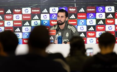 Arbeloa: “Si alguien no está contento... viene al sofá gris”