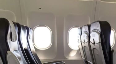 El significado de los pequeños triángulos situados en las ventanillas de los aviones: “Aunque pasan desapercibidos…”