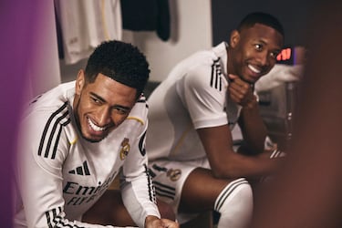 Jude Bellingham y Alaba con la nueva equipación del Real Madrid para la temporada 2025-26.