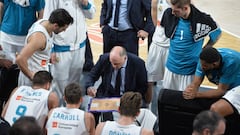 BAM110. BAMBERG (ALEMANIA), 21/12/2017. El entrenador del Real Madrid, Pablo Laso (d), habla con el equipo durante un partido de baloncesto de la Euroliga ante el Brose Bamberg hoy, jueves 21 de diciembre de 2017, en Bamberg (Alemania). EFE/Timm Schamberger