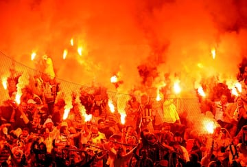 Peligrosos hasta para su propio club. Incendiaron el estadio en 2010 tras perder la liga turca y volcaron toda su ira contra el jugador español Dani Güiza. Sus eternos enemigos son los hinchas del Galatasaray.