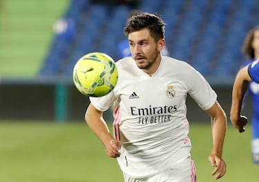 El Real Madrid y Cádiz llegaron a un acuerdo para el traspaso del central Víctor Chust al conjunto gaditano por un total de 1 millón de euros para esta nueva temporada.