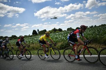 El estadounidense Tejay Van Garderen y el belga Greg Van Avermaet, encabezan al pelotón. 