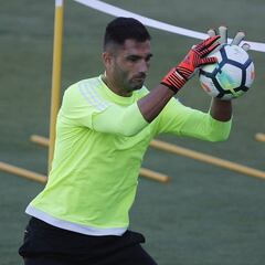 Adán pisa el césped 10 días después de operarse