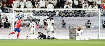 2-2. Los jugadores del Real Madrid tras el gol de Antoine Griezmann.