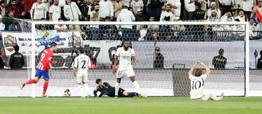 2-2. Los jugadores del Real Madrid tras el gol de Antoine Griezmann.