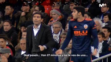 El entrenador del Valencia, Marcelino, echando la bronca a Gonçalo Guedes.