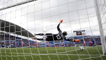 Oblak le paró la temporada pasada este penalti a Fajr en el Coliseum.