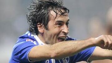 <b>SUMA Y SIGUE. </b>Raúl celebra un gol marcado con el Schalke 04.