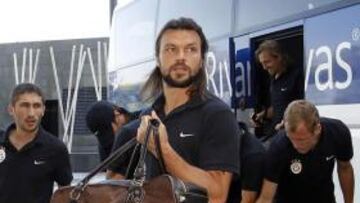 <b>VUELVE UJFALUSI. </b>El ex del Atlético a su llegada al hotel Eurostars.