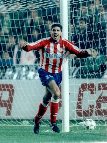 Jug¨® en el Barcelona desde 1989 hasta 1991. Visti¨® la camiseta rojiblanca desde 1994 hasta 1999.