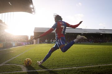 Lanzamiento de saque de esquina del jugador del Crystal Palace, Michael Olise.