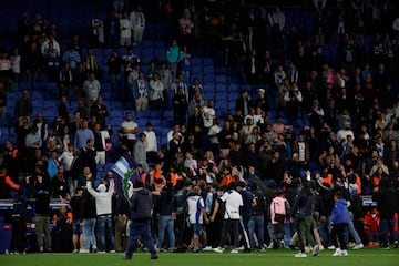 Invasión de campo de los seguidores del Espanyol cuando los jugadores del Barcelona celebraban el campeonato liguero.