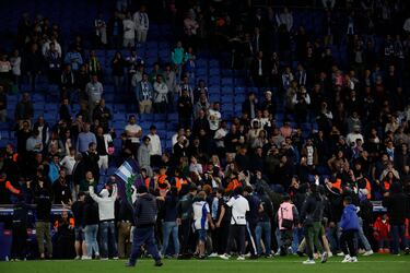 Invasión de campo de los seguidores del Espanyol cuando los jugadores del Barcelona celebraban el campeonato liguero.