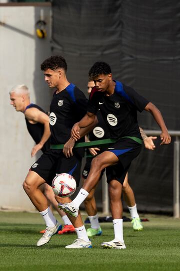 El canterano Sergi Domínguez y Lamine Yamal. 
 