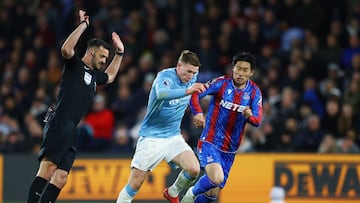 Soccer Football - Premier League - Crystal Palace v Nottingham Forest - Selhurst Park, London, Britain - May 5, 2025 Nottingham Forest's Elliot Anderson in action with Crystal Palace's Daichi Kamada as referee Andy Madley looks on Action Images via Reuters/Matthew Childs EDITORIAL USE ONLY. NO USE WITH UNAUTHORIZED AUDIO, VIDEO, DATA, FIXTURE LISTS, CLUB/LEAGUE LOGOS OR 'LIVE' SERVICES. ONLINE IN-MATCH USE LIMITED TO 120 IMAGES, NO VIDEO EMULATION. NO USE IN BETTING, GAMES OR SINGLE CLUB/LEAGUE/PLAYER PUBLICATIONS. PLEASE CONTACT YOUR ACCOUNT REPRESENTATIVE FOR FURTHER DETAILS..