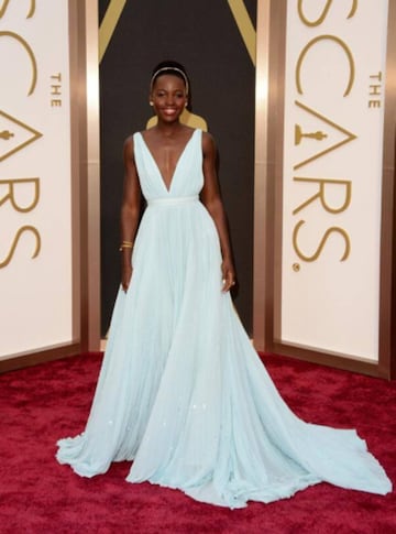 Lupita Nyong'o en los Premios Oscar de 2014, edición en la que fue galardonada como mejor actriz de reparto por su papel en "12 años de esclavitud", con un vestido de Prada
