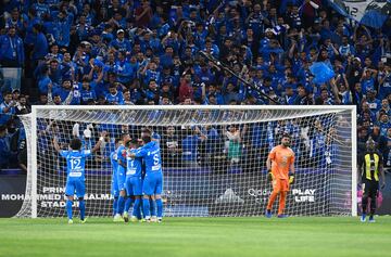 Al Hilal celebra con su afición una victoria fundamental para el título.