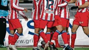 <b>DECISIVO. </b> Los jugadores del Atlético celebran en la banda el segundo gol de Maxi que signifi caba el 1-3 y que dejaba sentenciado el encuentro.