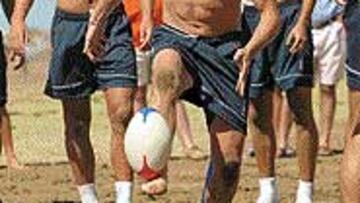 <b>NO SE MUEVE</B>. El representante de Torrado confía en que el mexicano seguirá en el Sevilla.