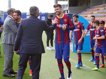 Joan Laporta saluda a Messi, junto a Piqué. 