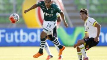 Garc&iacute;a disputa el bal&oacute;n en el partido contra Colo Colo, en Valpara&iacute;so.