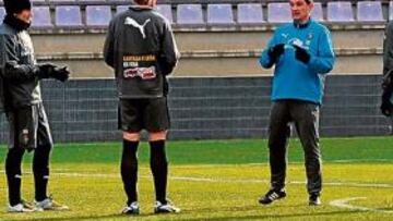 <b>CHARLA HELADA. </b>Mendilibar departió algunos minutos con los cuatro centrales del equipo: García Calvo, Iñaki Bea, Luis Prieto y Nano.
