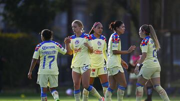 Jugadoras del América Femenil festejan un gol en las instalaciones de Coapa.