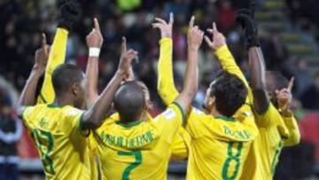 Los jugadores brasileños celebran un gol contra Senegal con su afición durante el partido de semifinales en el Mundial de fútbol sub-20 en Christchurch (Nueva Zelanda).