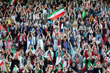 Seguidoras iraníes animan a la Selección de su país en el Estadio Azazi en Teherán. Irán venció 14-0 a Camboya en la fase de grupos de clasificación para el Mundial de 2022.