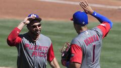 Mike Avil&eacute;s es felicitado por Carlos Correa durante la brillante victoria de Puerto Rico sobre Venezuela.