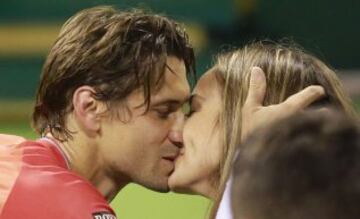 David Ferrer besa a su mujer Marta Tornel en Catar.