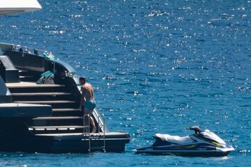 El tenista español se recupera de su lesión abdominal, que le obligó a abandonar el Grand Slam británico, en las aguas de la isla balear a bordo de un barco y rodeado de amigos. 