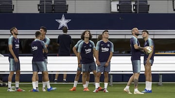 Los jugadores del Barcelona observan la inmensidad del estadio