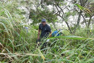 Jon Rahm tuvo que emplearse a fondo en la segunda vuelta del Sentry Tournament of Champions, que disputa en Hawái, para encontrar la bola perdida entre una abundante maleza. El vizcaíno, actual número tres del mundo, hizo un doble bogey en el hoyo nueve después de lanzarla fuera de calle. Acabó a cinco golpes de la cabeza. 