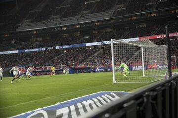 ??EMPATA PAREJO!! ?Oblak adivin¨® el lanzamiento del capit¨¢n valencianista desde los once metros, pero iba muy bien tirado y no pudo desviarlo!