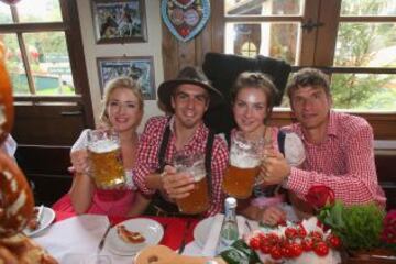 Philipp Lahm y Thomas Mueller con sus esposas.