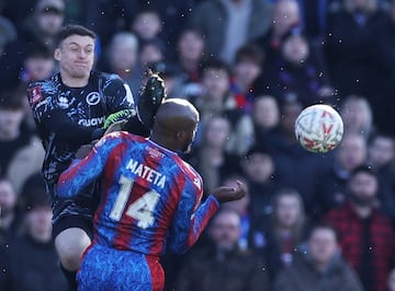 Escalofriante patada del portero Liam Roberts del Millwall de la Championship a Jean-Philippe Mateta jugador del Crystal Palace durante el encuentro de la FA Cup. 