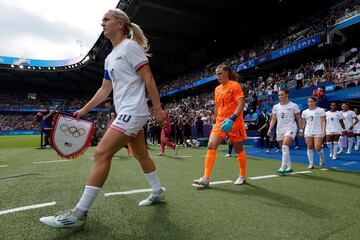 El buen nivel que vive la seleccin estadounidense ha sido reconocido por el mximo rgano rector del ftbol: FIFA, al nominar a seis futbolistas (Smith, Rodman, Swanson, Horan, Girma, Naeher) en distintas categoras a ser reconocidas como las mejores del mundo.  