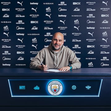 Pep Guardiola, técnico del Manchester City, firma su nuevo contrato.