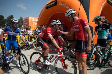 El español Markel Irizar y el austriaco Matthias Brandle esperan para empezar la tercera etapa de la Vuelta.